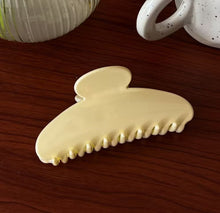 Load image into Gallery viewer, NICOLLE HAIR CLAW