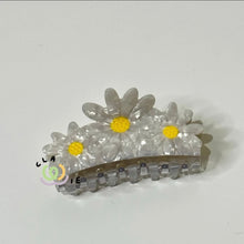 Load image into Gallery viewer, FLOWER HAIRCLAW

