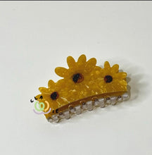 Load image into Gallery viewer, FLOWER HAIRCLAW
