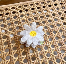 Load image into Gallery viewer, FLOWER HAIRCLAW
