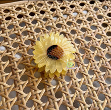 Load image into Gallery viewer, FLOWER HAIRCLAW
