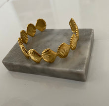 Load image into Gallery viewer, SHELL BANGLE
