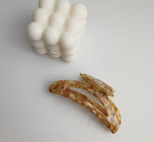 Load image into Gallery viewer, POPPY MARBLE HAIR CLAW
