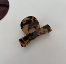 Load image into Gallery viewer, WINSOR HAIR CLAW
