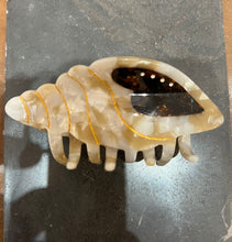 Load image into Gallery viewer, CONCH HAIR CLAW
