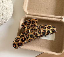 Load image into Gallery viewer, PANTHER HAIR CLAW
