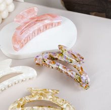 Load image into Gallery viewer, POPPY MARBLE HAIR CLAW
