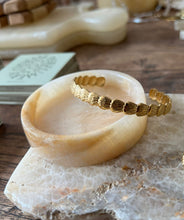 Load image into Gallery viewer, SHELL BANGLE
