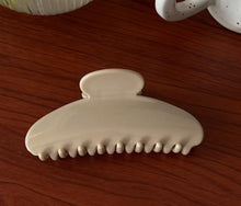 Load image into Gallery viewer, NICOLLE HAIR CLAW
