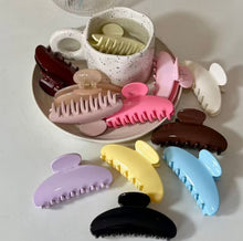 Load image into Gallery viewer, NICOLLE HAIR CLAW
