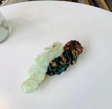Load image into Gallery viewer, TWIN SEAHORSE HAIR CLAW
