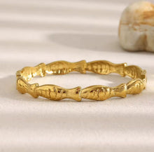 Load image into Gallery viewer, FISH SHAPED BANGLE

